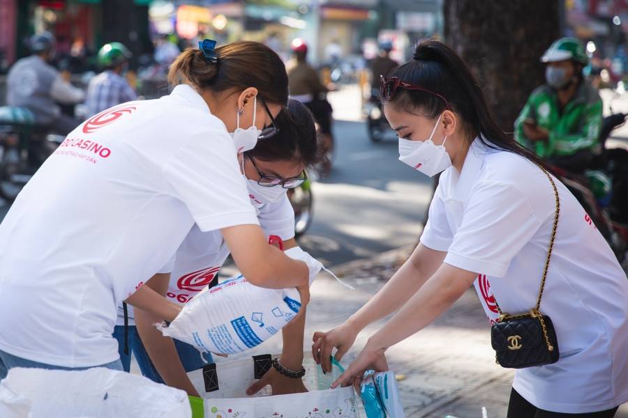 Theo chân SODO66 phát cơm từ thiện nghĩa tình tại Sài Gòn 2 Tình nguyện SODO66 đang chuẩn bị nguyên liệu đến điểm tập kết nấu ăn cho bà con khó khăn tại Sài Gòn