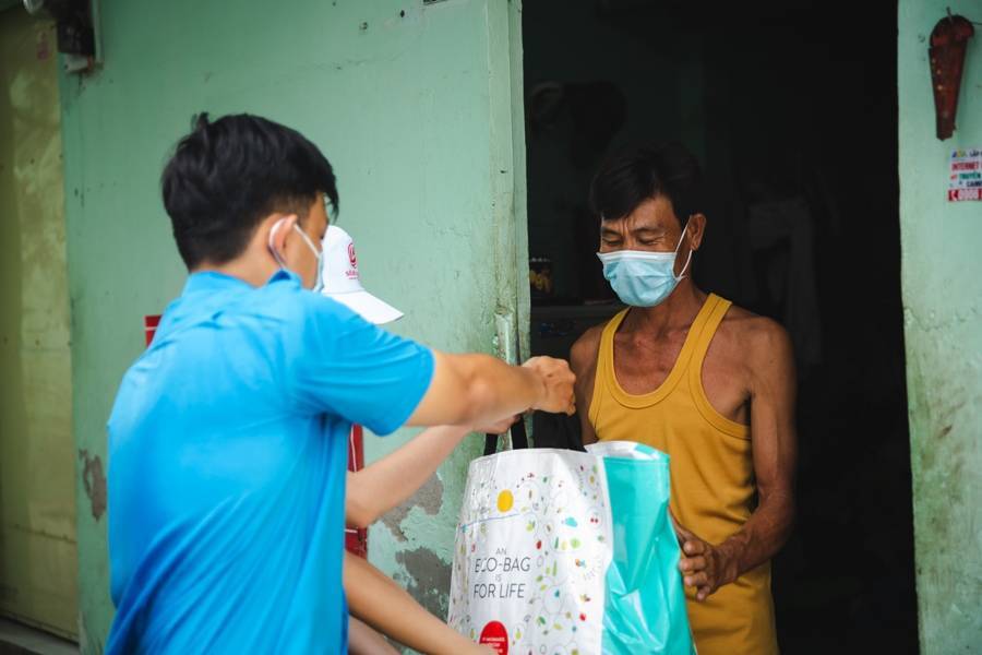 Theo chân SODO66 phát cơm từ thiện nghĩa tình tại Sài Gòn 8 trao quà từ thiện