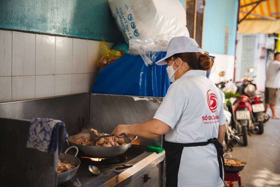 Theo chân SODO66 phát cơm từ thiện nghĩa tình tại Sài Gòn 5 Đầu bếp của SODO66 đang tất bật nấu ăn