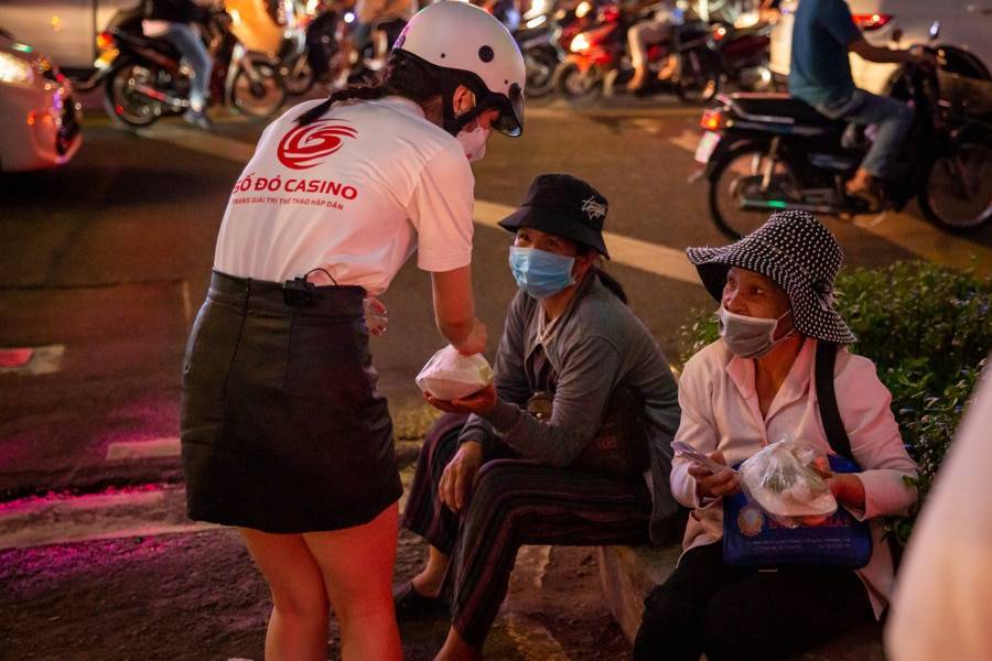 Theo chân SODO66 phát cơm từ thiện nghĩa tình tại Sài Gòn 10 1U0A6546