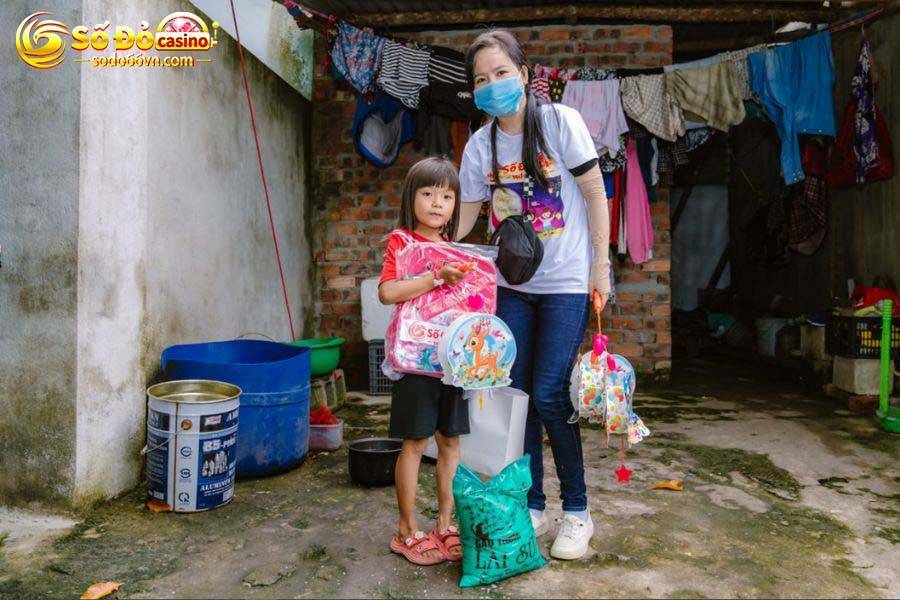 SODO66 mang Tết Trung thu đến cho trẻ em xã Hòa Bắc 11 Phát quà cho các gia đình có trẻ em khó khăn 2