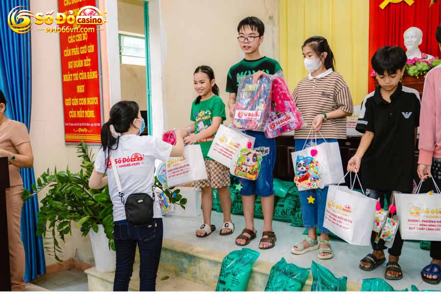 SODO66 mang Tết Trung thu đến cho trẻ em xã Hòa Bắc 9 Phát quà cho các em nhỏ xã Hòa Bắc 2