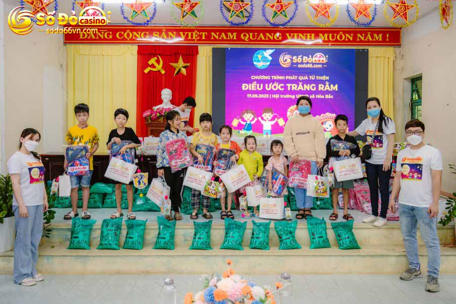 SODO66 mang Tết Trung thu đến cho trẻ em xã Hòa Bắc 8 Phát quà cho các em nhỏ xã Hòa Bắc 1